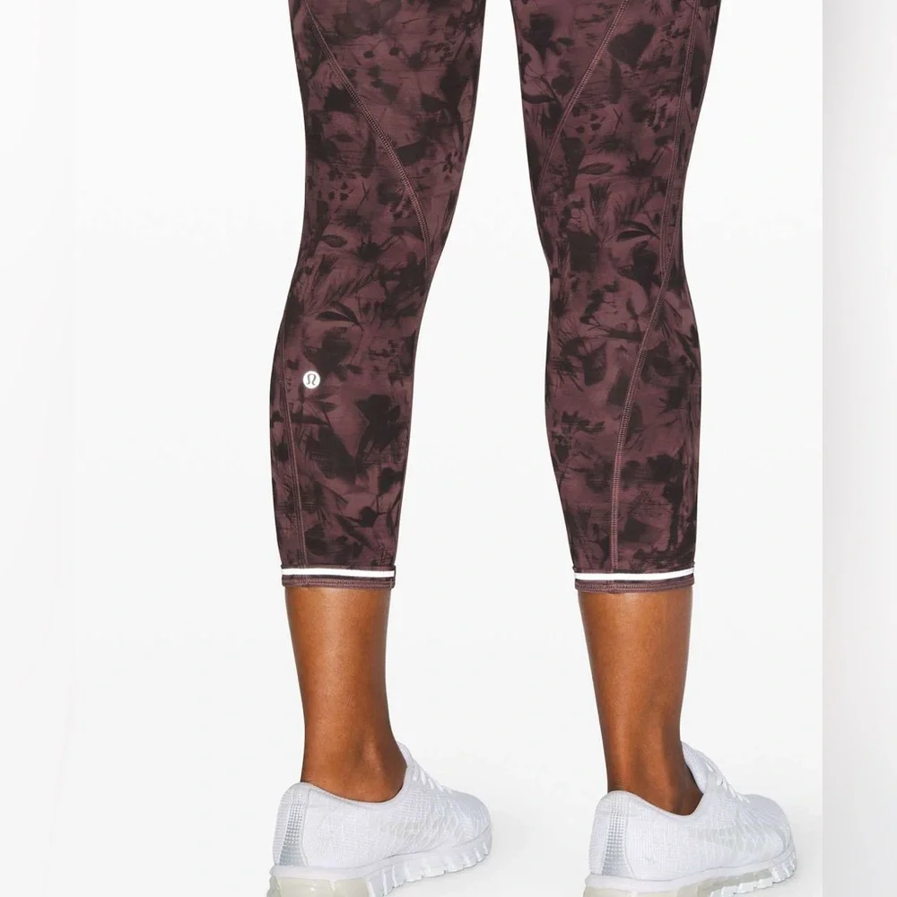 Lululemon Time To Sweat Crop in Mini Dusk Floral Antique Bark Black (Size:10)